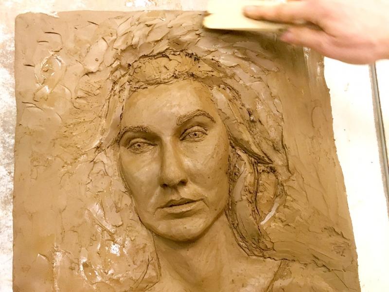 Selbstportrait als Relief modellieren